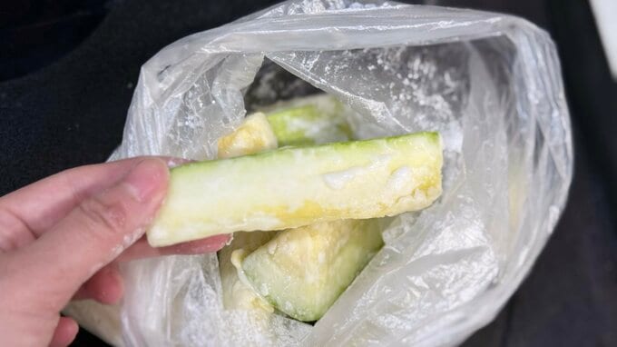 ズッキーニに片栗粉をまぶしている