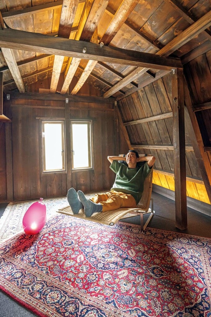 3階でくつろぐアンガールズ田中さん