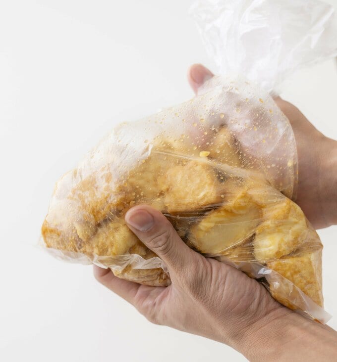 手で揉んで味をしっかりなじませる