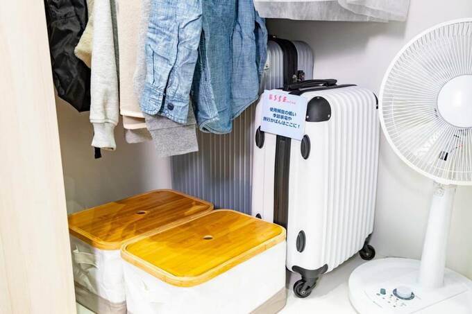 奥には普段使わないトランクや季節家電を