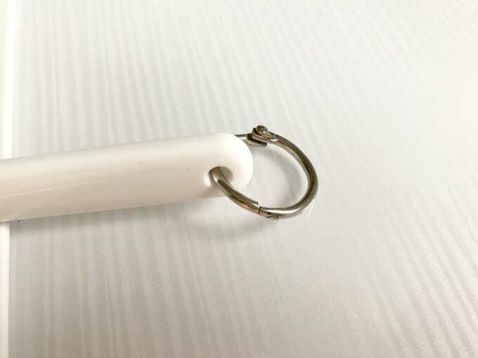 歯ブラシの持ち手の穴にカードリング