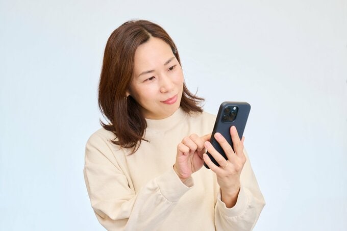 スマホでスケジュールを確認している女性