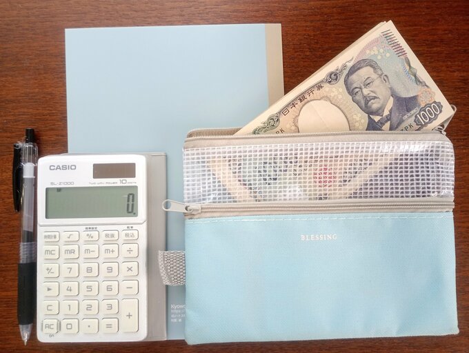家計簿はノートにざっくり支出を記入。財布は100均のファスナーポーチ使用