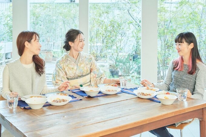 話す女性