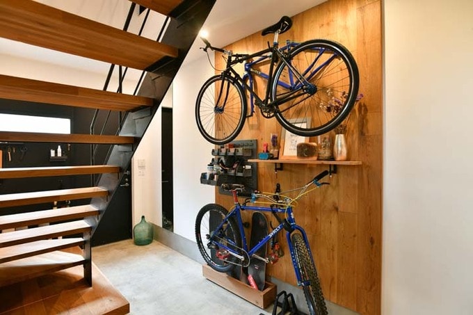 自転車がディスプレイされた1階の土間