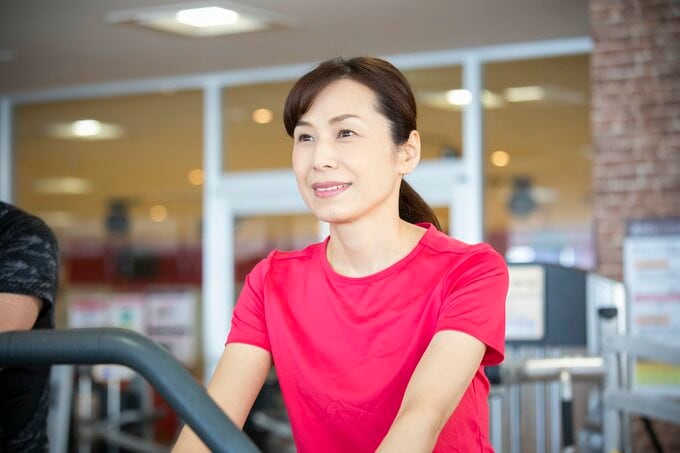 トレーニングする女性