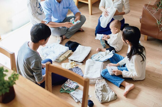 洗濯物をたたむ家族