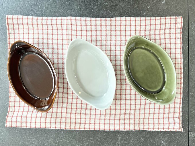 茶色、白、緑、色違いのグラタン皿