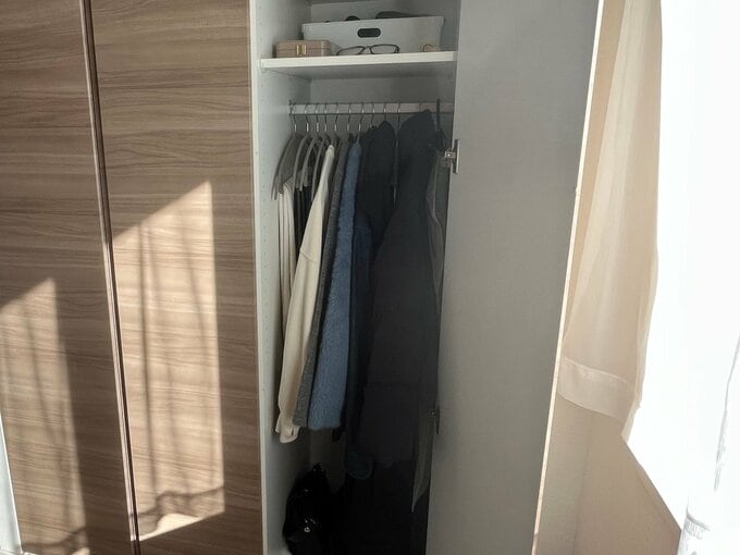 わが家のクローゼット。自分のいちばん目につくところを優先して片付けています