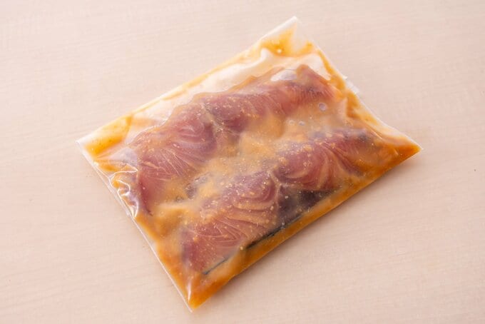 ひと晩ブリを漬けておく