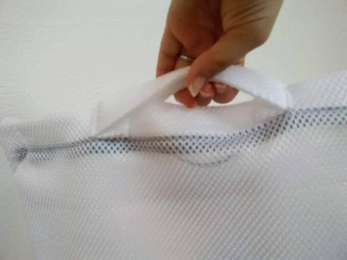 持ち手を持つ様子