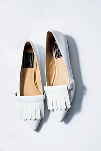 クリーンな白に幅広フリンジがアクセント
