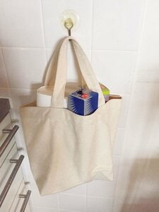 小さめバッグにまとめて入れフックでつるす