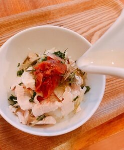 梅干しを乗せたりして、冷やしだし汁をかけます。