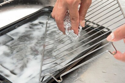 シンクやグリルの汚れはつけおきで解消！効率的なキッチン大掃除