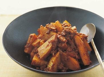 旬の味を堪能する「タケノコとひき肉のみそ炒め」。しっかり味でどんぶりの具やお弁当にも