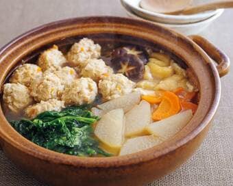 大根と鶏つみれのうまだしショウガ鍋。おせちに飽きたらつくりたいレシピ