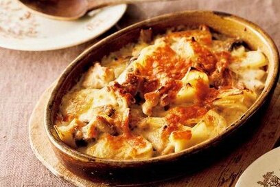ホワイトソース不要の「鶏肉とマッシュルームのポテトグラタン」。バターで炒めた鶏肉のうま味がすごい！