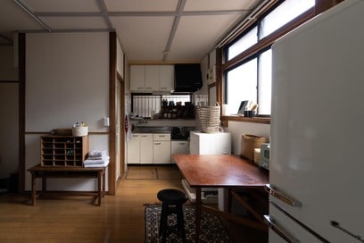 50代築古暮らし、好きなものに囲まれた「キッチンとリビング」。食器棚やテーブルは古道具でそろえる