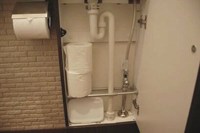 ミニつっぱり棒で革命を！狭いトイレや洗面所の収納が激変する