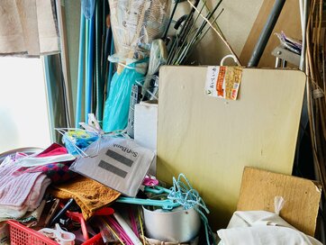 80代母の家の片づけ。ものだらけの玄関、廊下に段ボール…最初に片づけた場所とは