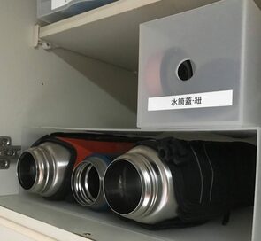 キッチンのつり戸棚の死蔵品がゼロに！100円カゴやコの字ラック収納術