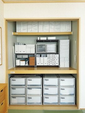 押し入れはふすまを外してすっきり収納。タオルに文具…引き出しの中身は？