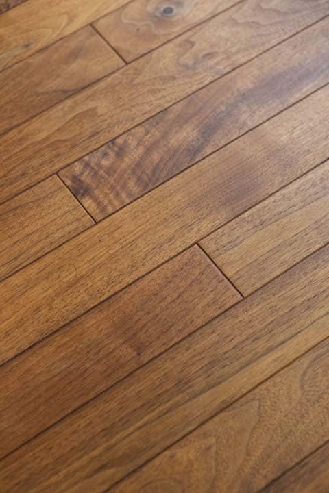 ウォールナットの無垢材の床