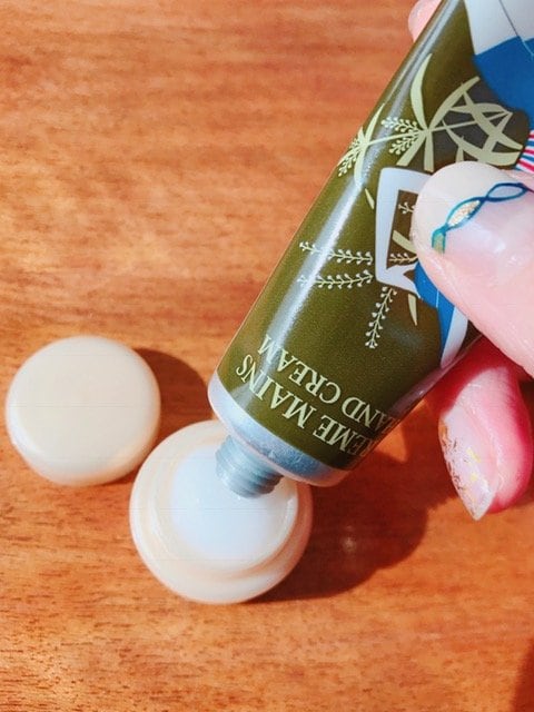 からになったミニクリーム入れに、お気に入りのものを絞り出して、持ち歩いたりもします。