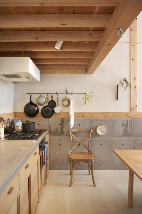 コンクリートと木、漆喰の組み合わせが個性的な雰囲気を演出