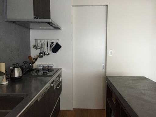 パントリーの扉を閉めたところ