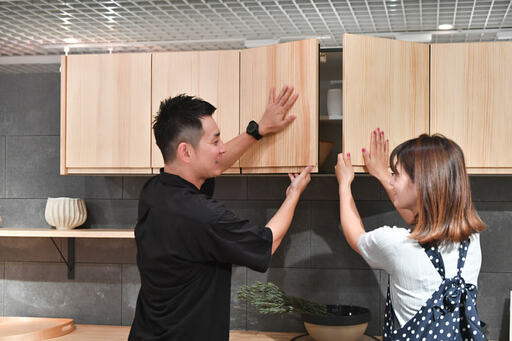 吊戸棚を開ける２人