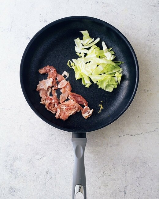 材料を並べたフライパン