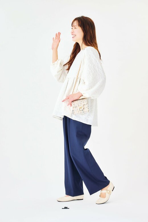 手を振る笑顔の女性