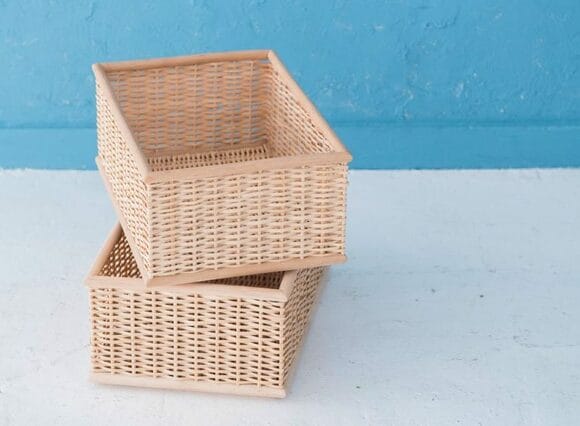 重なるブリ材バスケット