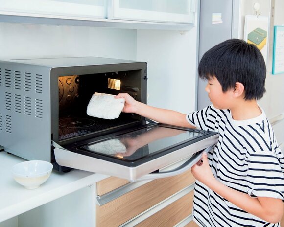 男の子 冷凍ご飯を電子レンジに