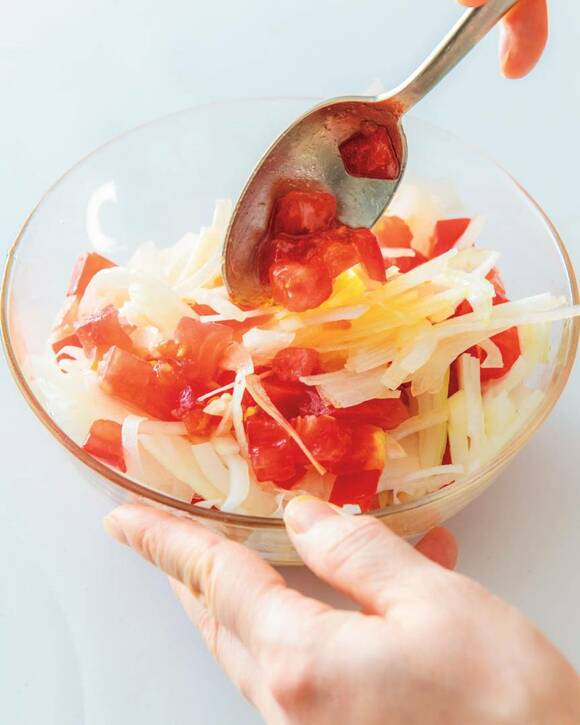 タマネギとトマトを混ぜる