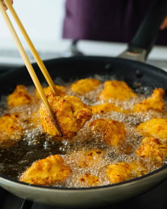 揚げ物を菜箸でとる様子