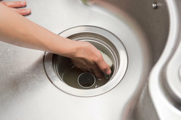 排水口の内部も忘れずにスポンジで洗う