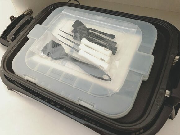 キッチンでは、A5サイズの収納袋にホットプレートの備品をまとめています。