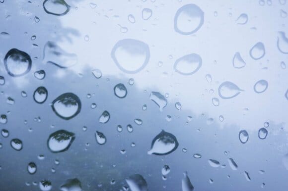 車の窓の水滴
