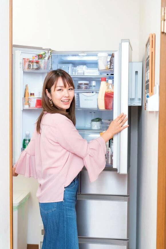 女性と冷蔵庫
