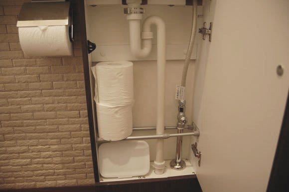 つっぱり棒にトイレットペーパーなど