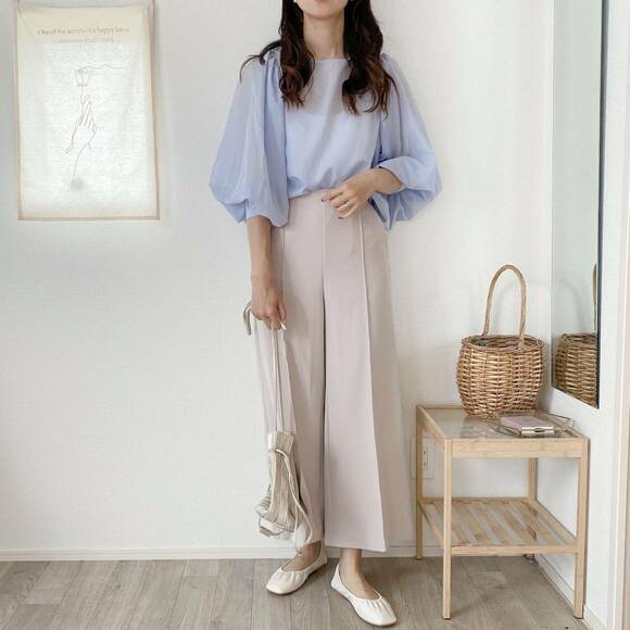 シア―ブラウスを合わせたコーデ