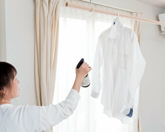 部屋干し用スプレーは ポールにかけたままに