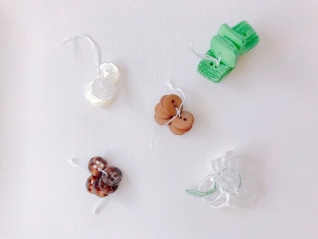 取っておいたボタンの再利用法あれこれ。探す手間も省けるよ  