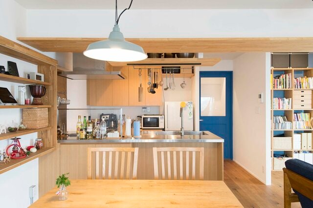 仕事から帰ったら「猫が居た」!? 気ままなロシアンブルーと暮らす家