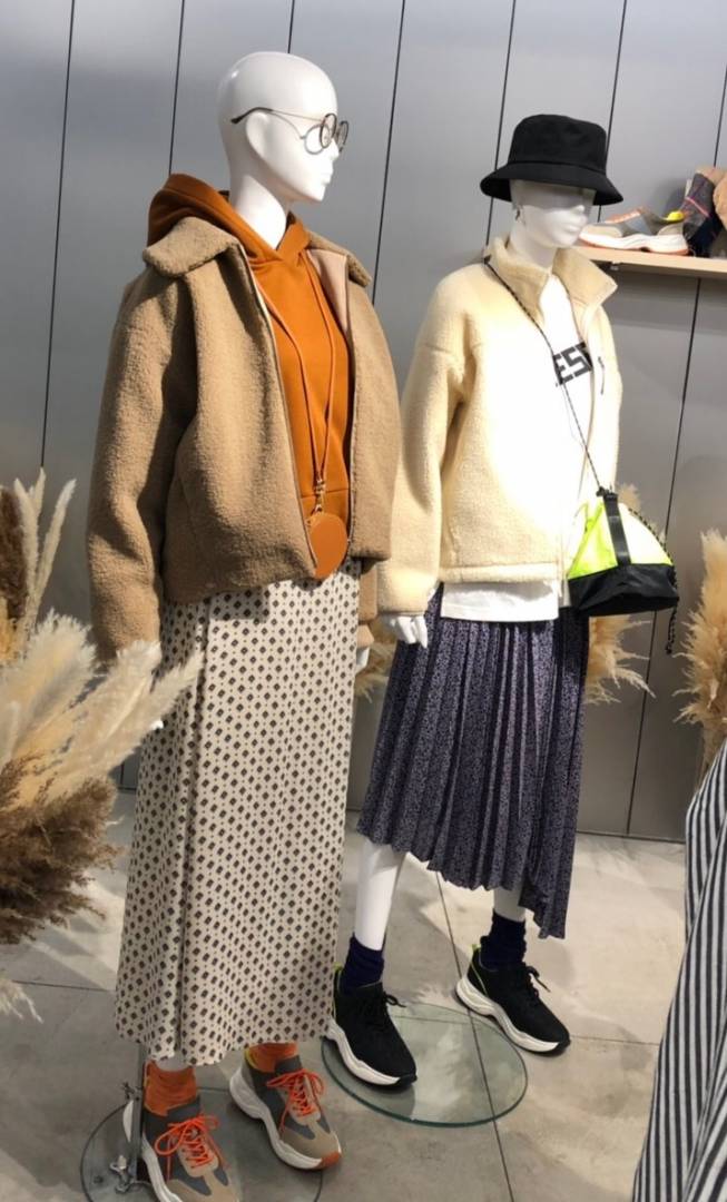 パーカのインにマスタードを効かせている