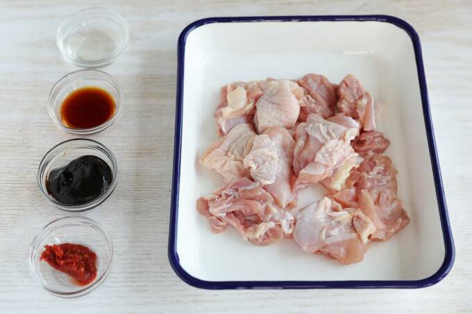 調味料と鶏モモ肉