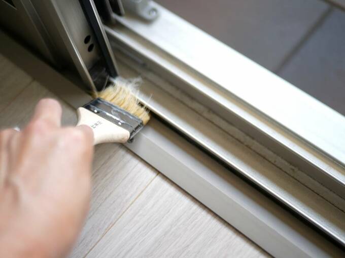 やわらかいブラシでたまったホコリや土をはらう様子